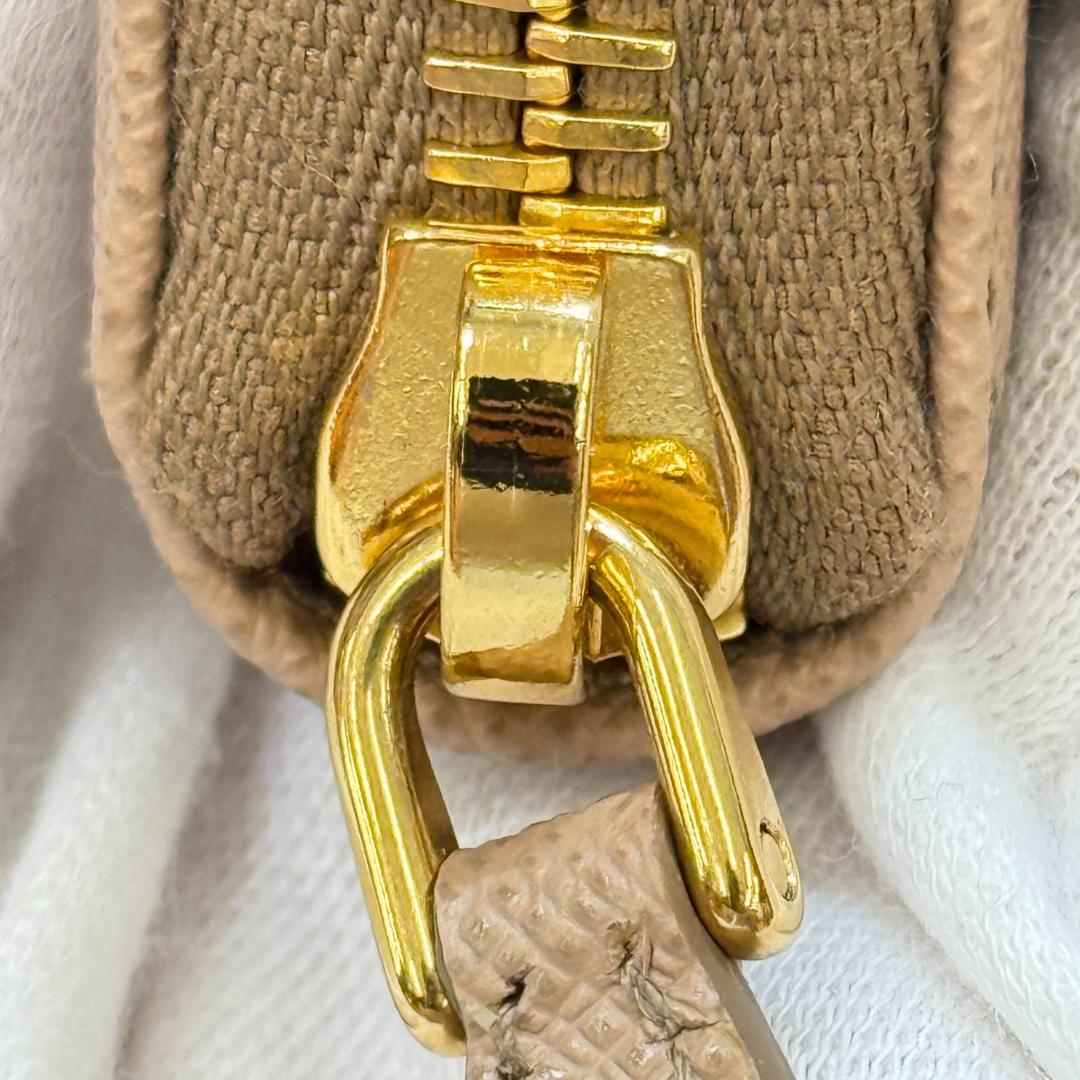 鑑定済み【 美品 】プラダ ケース ベージュ ゴールド金具 レザー 財布