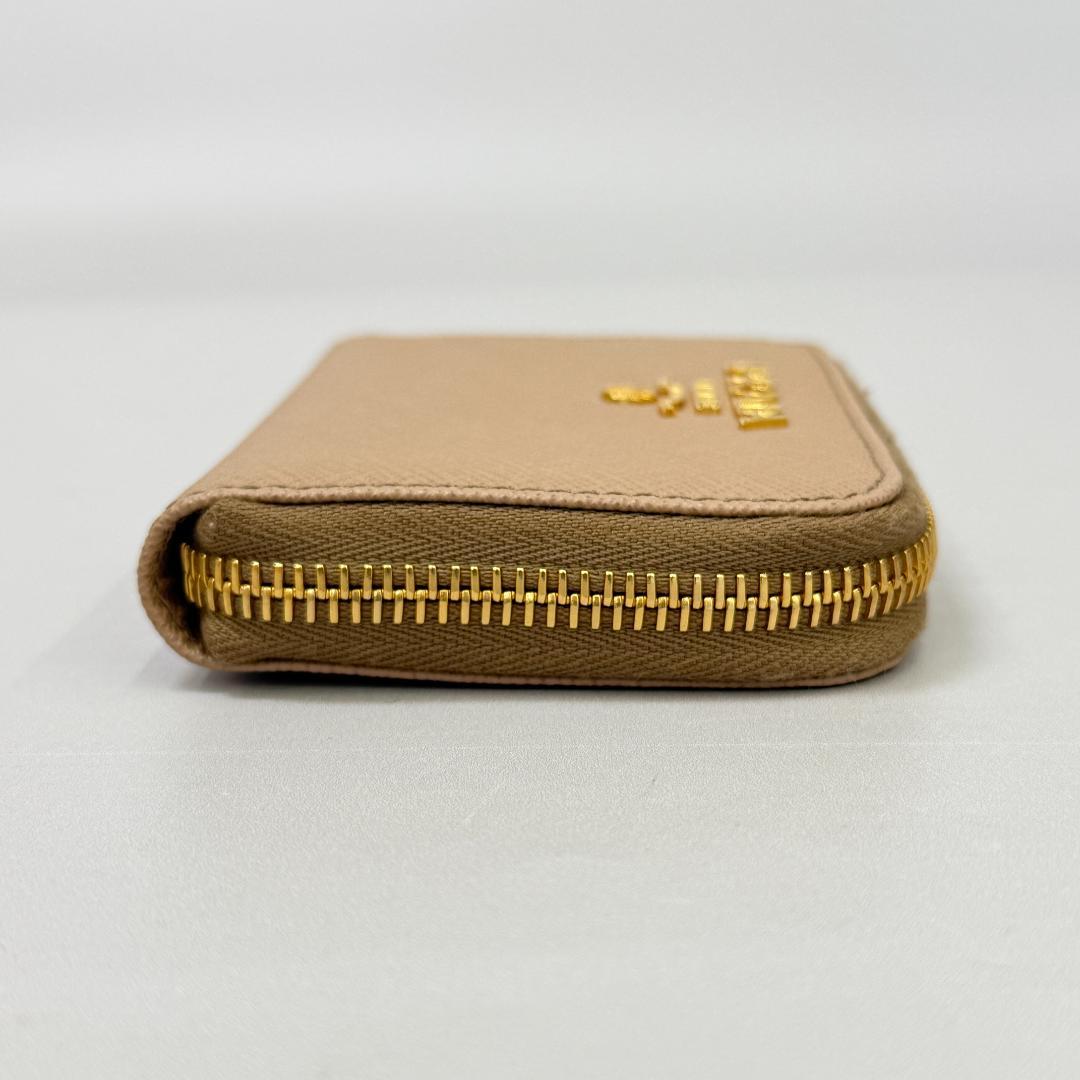 鑑定済み【 美品 】プラダ ケース ベージュ ゴールド金具 レザー 財布