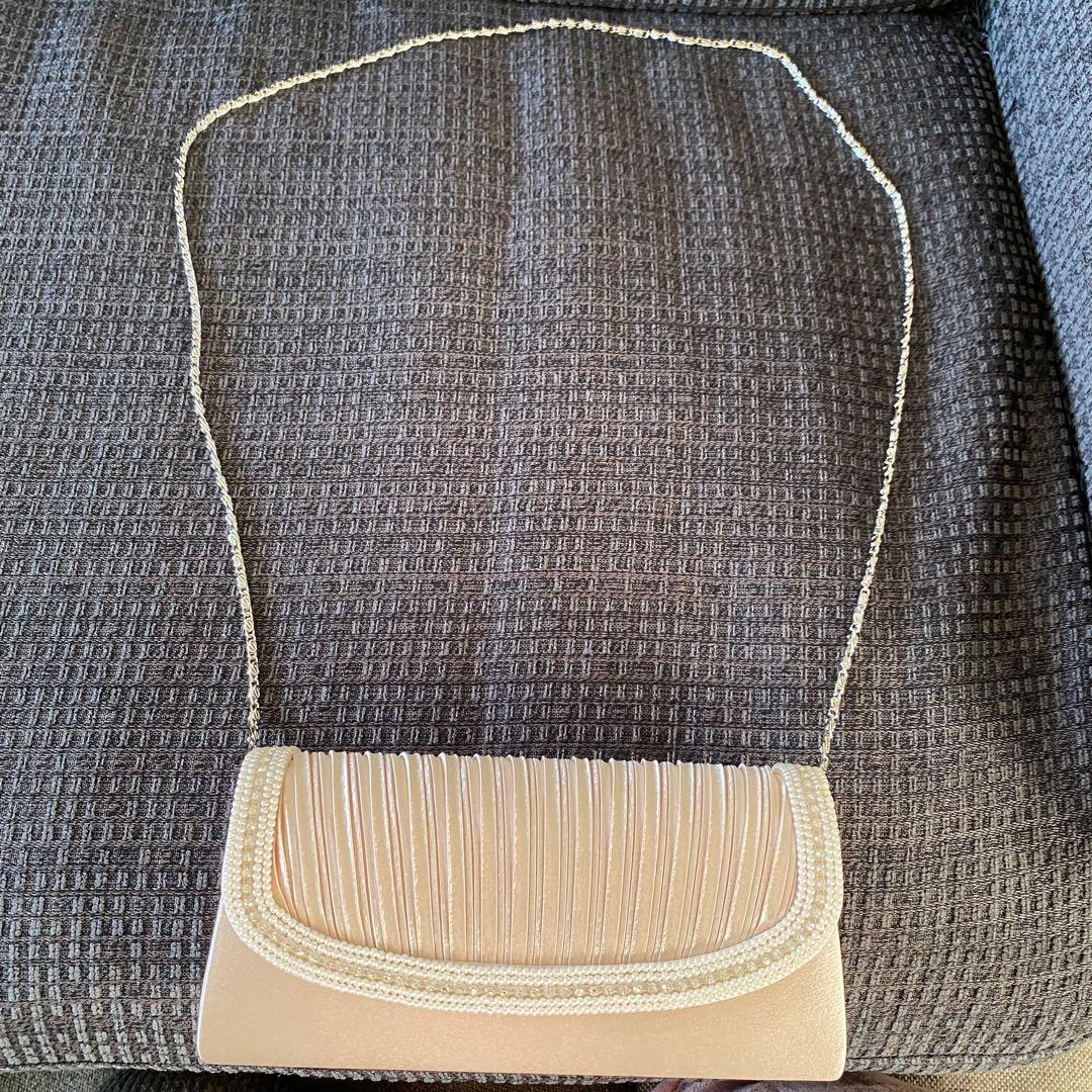 東京ソワール　ミニパールライン×プリーツデザイン　サテンフォーマルバッグ