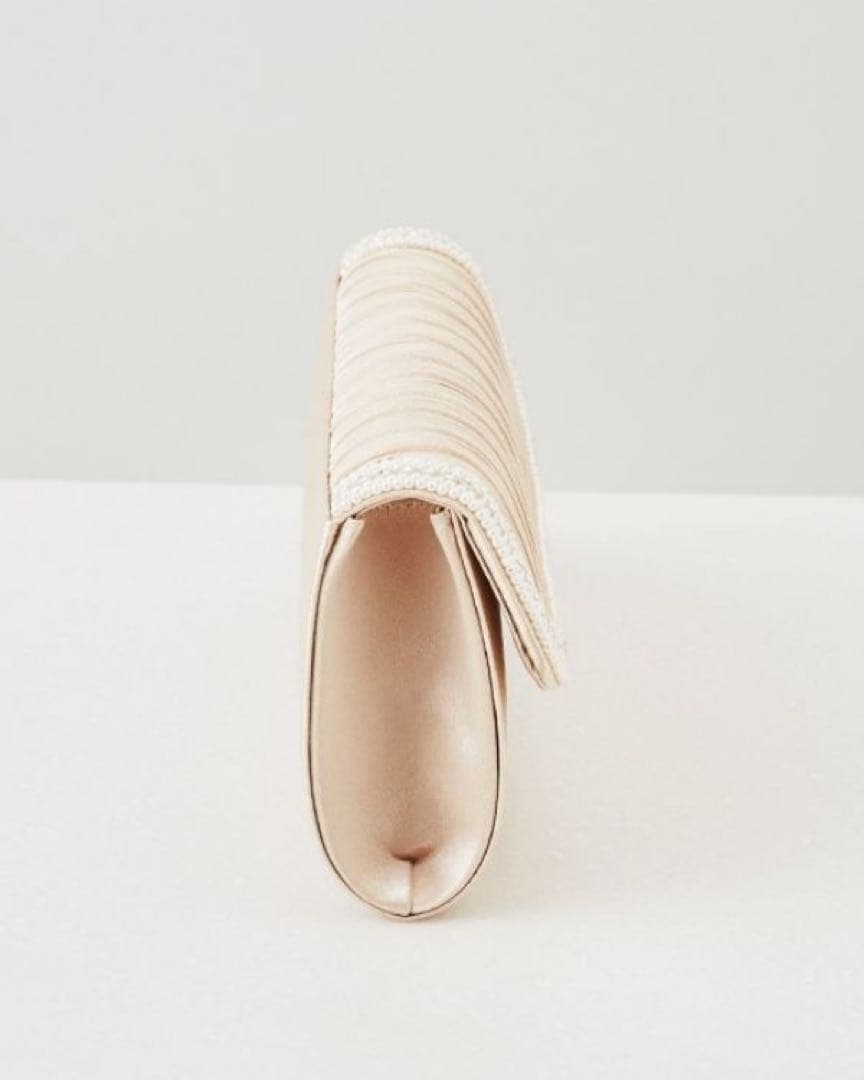 東京ソワール　ミニパールライン×プリーツデザイン　サテンフォーマルバッグ