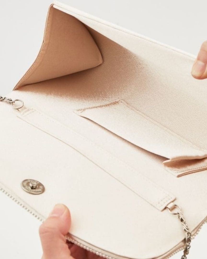 東京ソワール　ミニパールライン×プリーツデザイン　サテンフォーマルバッグ