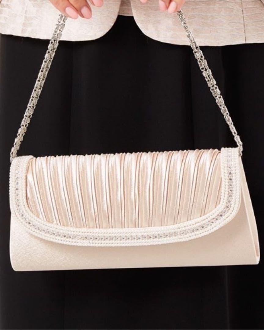 東京ソワール　ミニパールライン×プリーツデザイン　サテンフォーマルバッグ