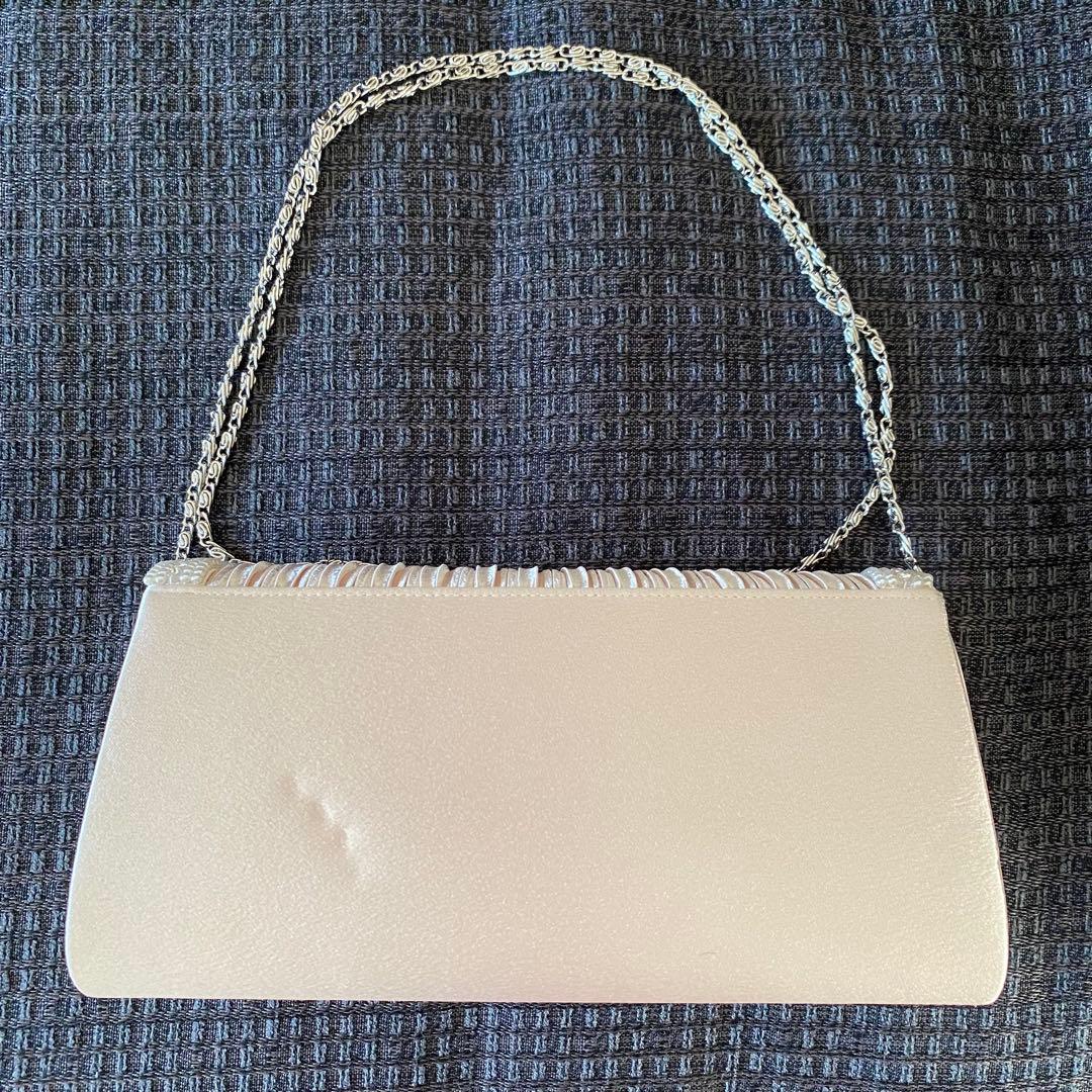 東京ソワール　ミニパールライン×プリーツデザイン　サテンフォーマルバッグ