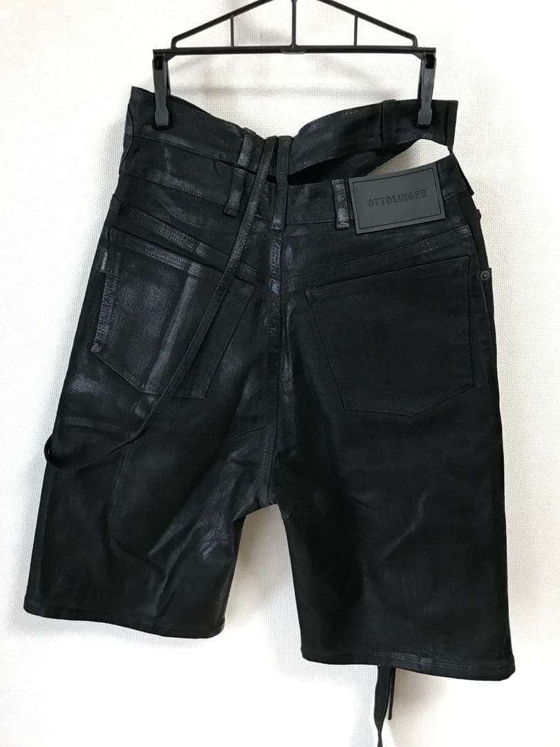 ブラックレザー風ハーフパンツ