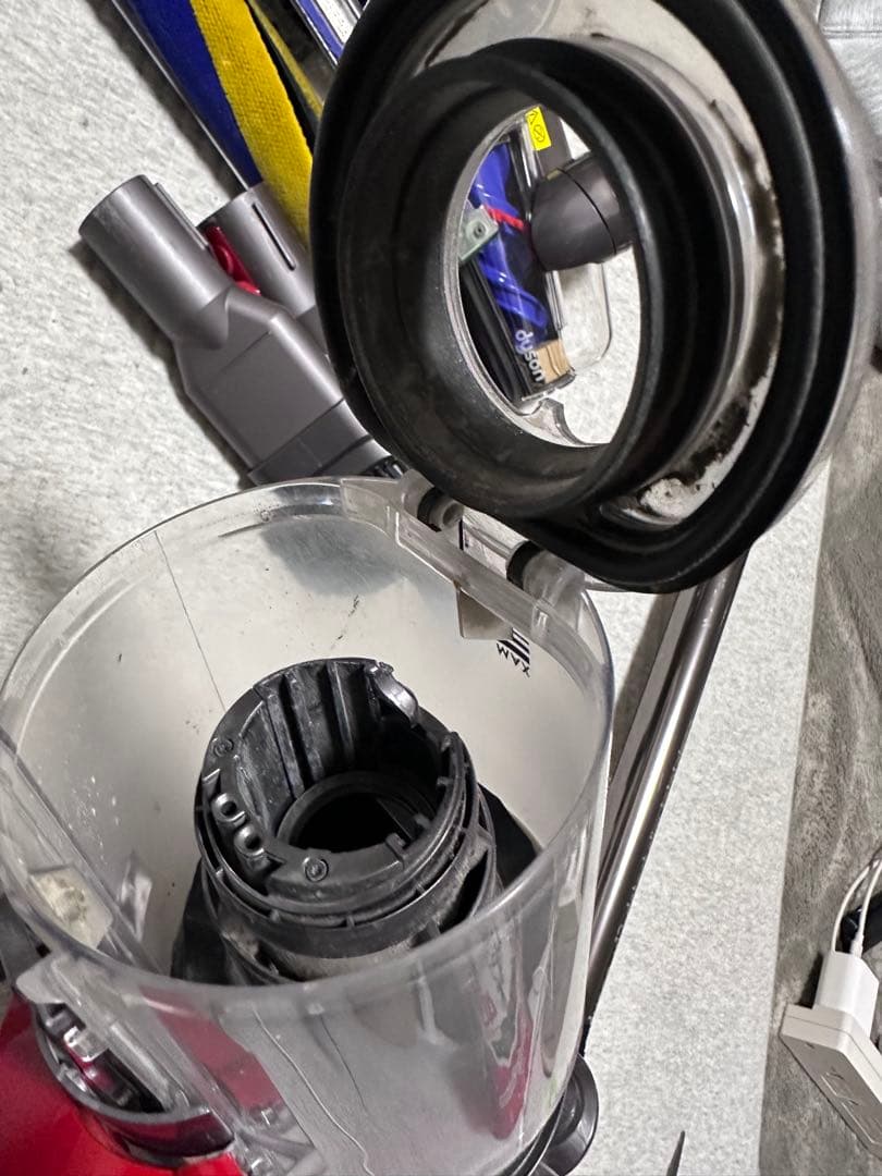 r*8様 Dyson V12 Detect 掃除機 本体と付属品