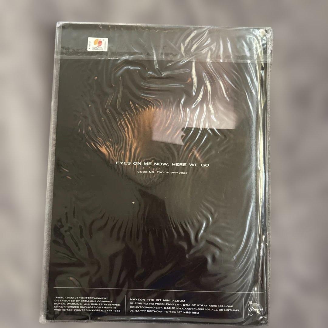 TWICE グッズ　アルバム キーホルダー カード