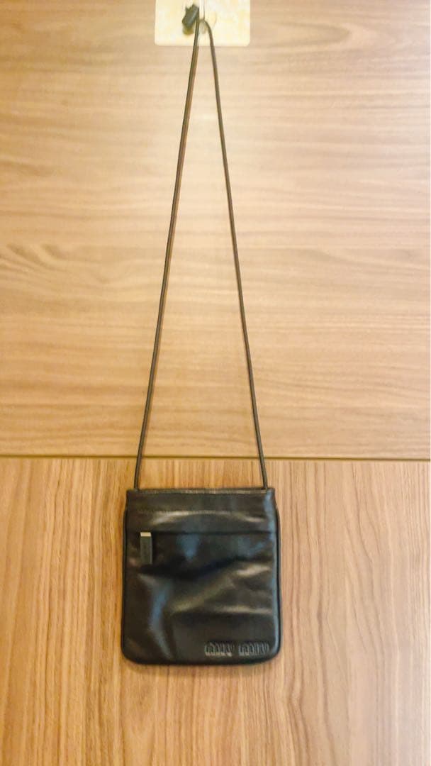 ミュウミュウ　MIUMIU ミニバッグ　スマホショルダー　ブラック