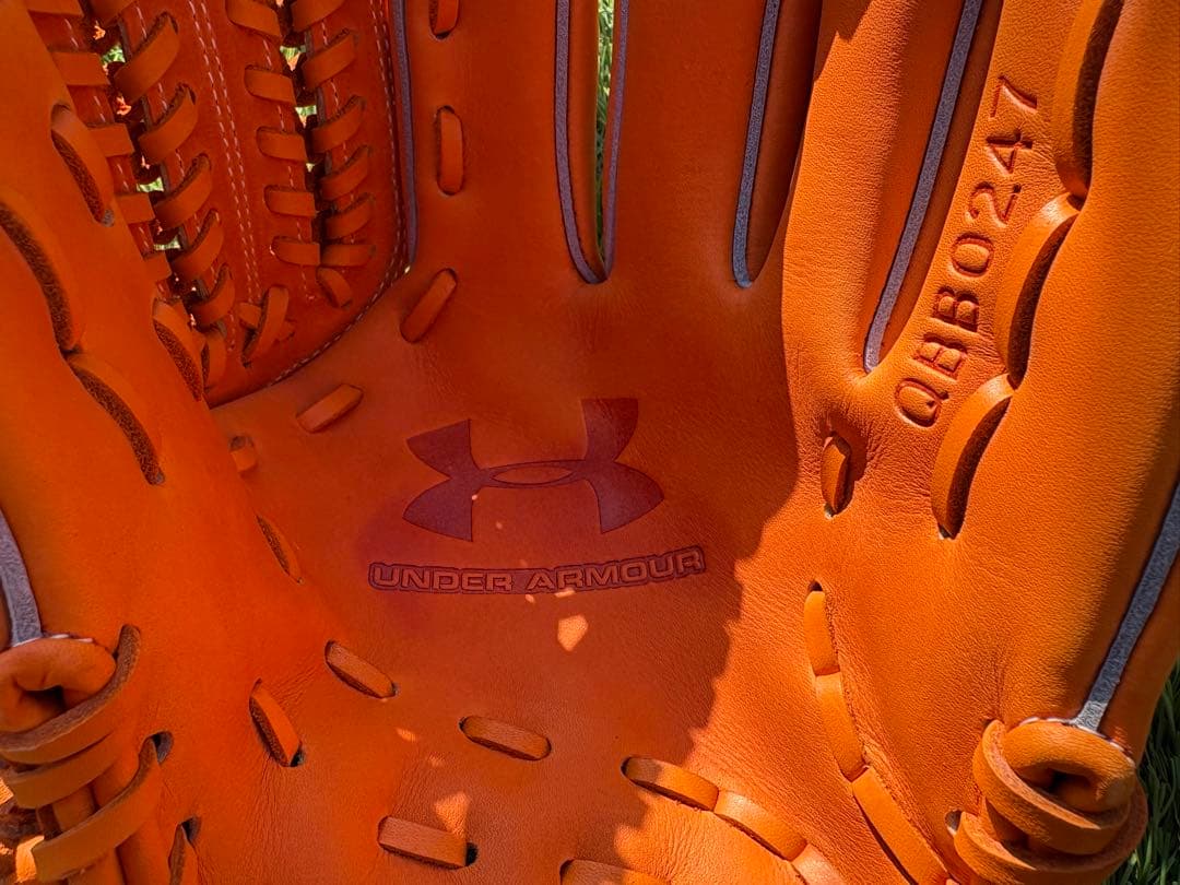 【新品未使用】アンダーアーマー 軟式用グラブ 内野手用 QBB0247
