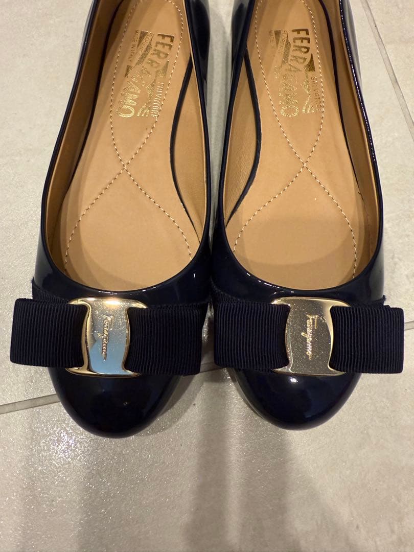 【美品】フェラガモVARINA 紺エナメル 5D 22.5㌢　フラットシューズ