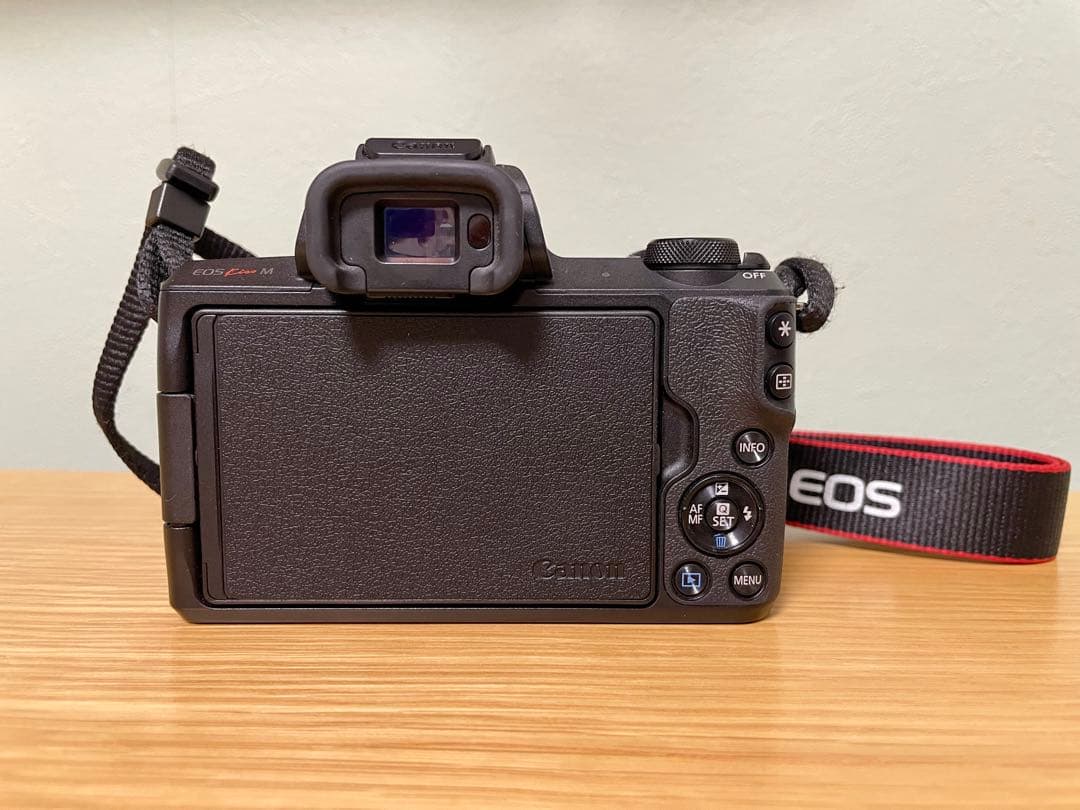 Canon EOS Kiss M ダブルズームキット22mmレンズ付