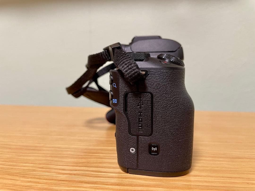 Canon EOS Kiss M ダブルズームキット22mmレンズ付