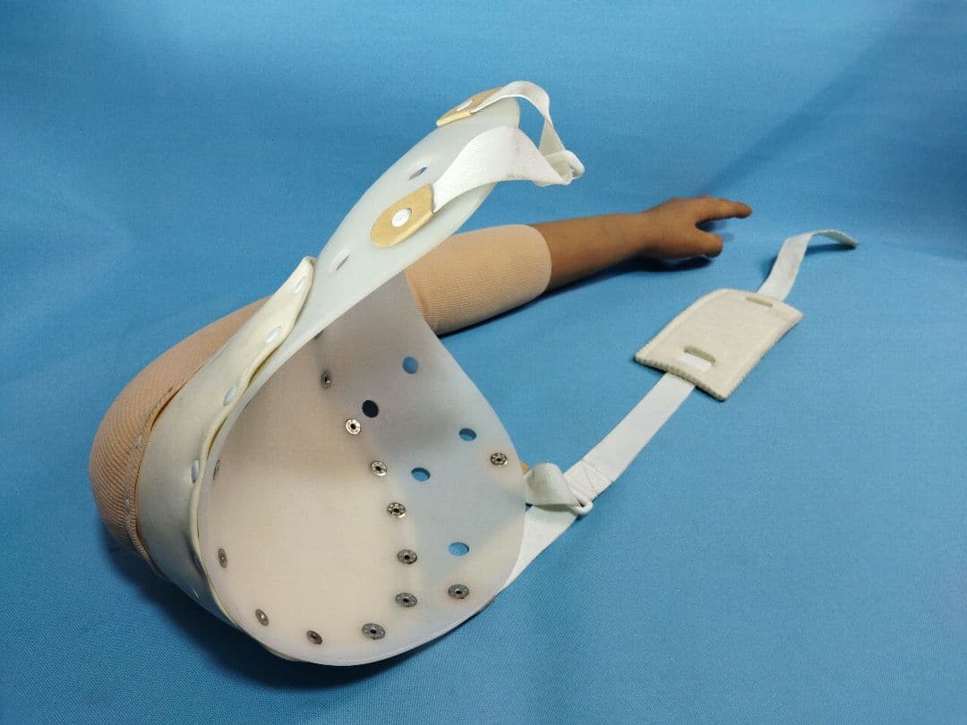 左手　義手　装備　腕　手　コルセット　サポーター　ギブス　コスプレ