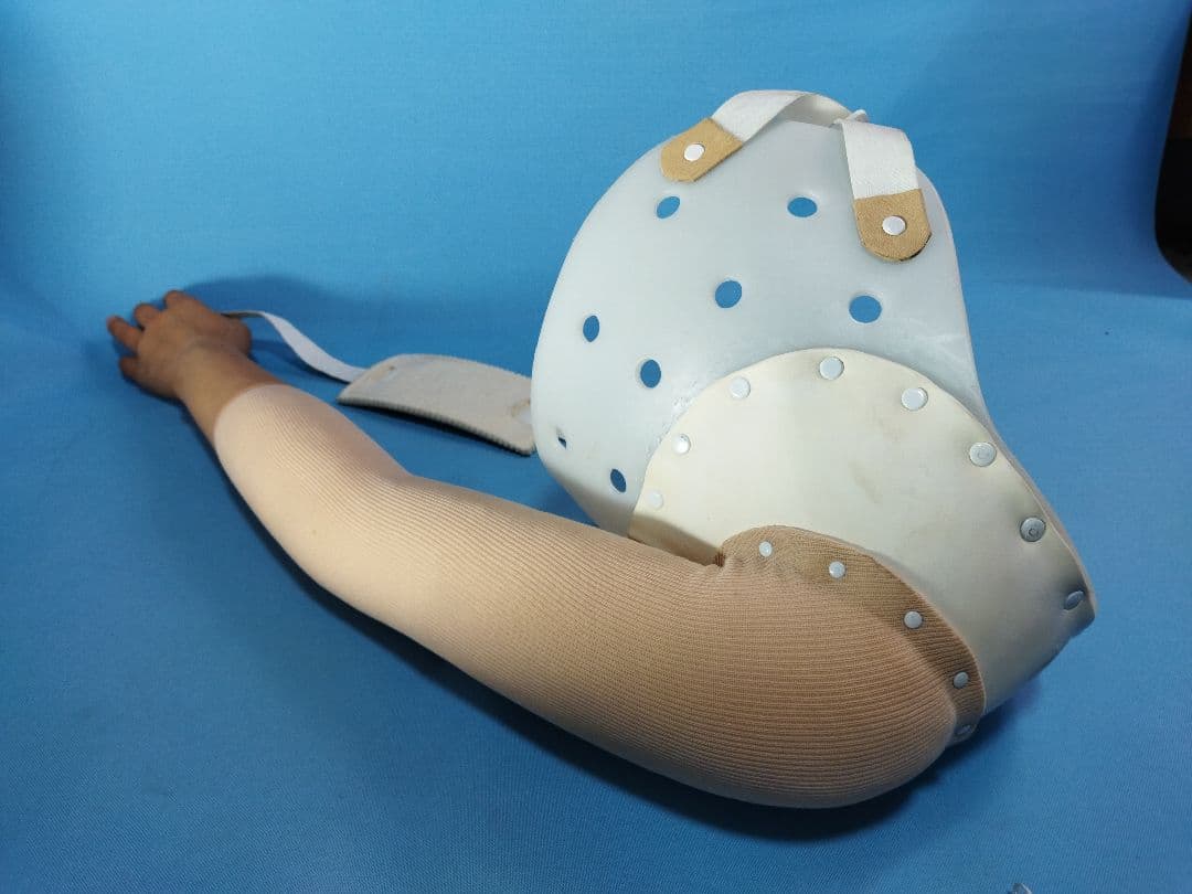 左手　義手　装備　腕　手　コルセット　サポーター　ギブス　コスプレ