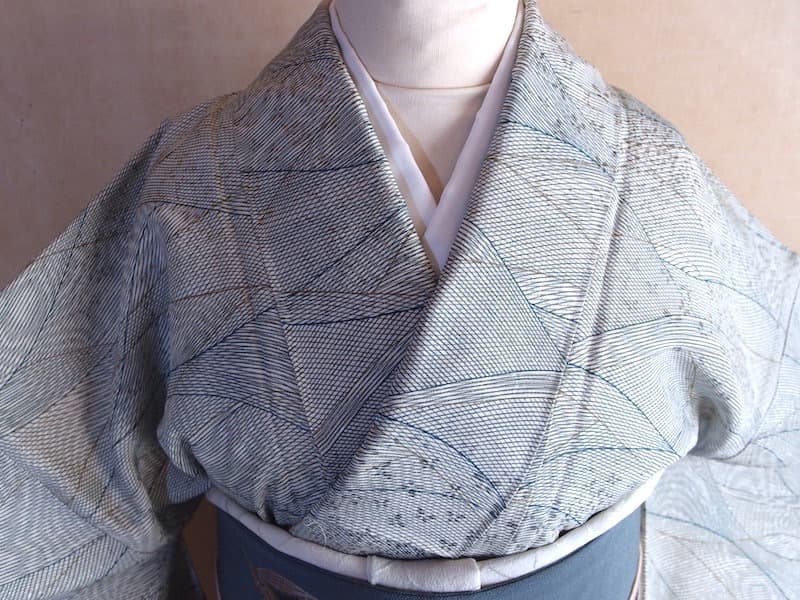 三越誂　織りに染め小紋（波筋文）裄65　薄手で軽　正絹美品