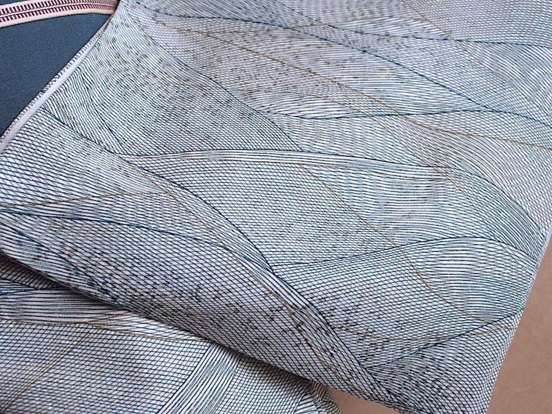 三越誂　織りに染め小紋（波筋文）裄65　薄手で軽　正絹美品