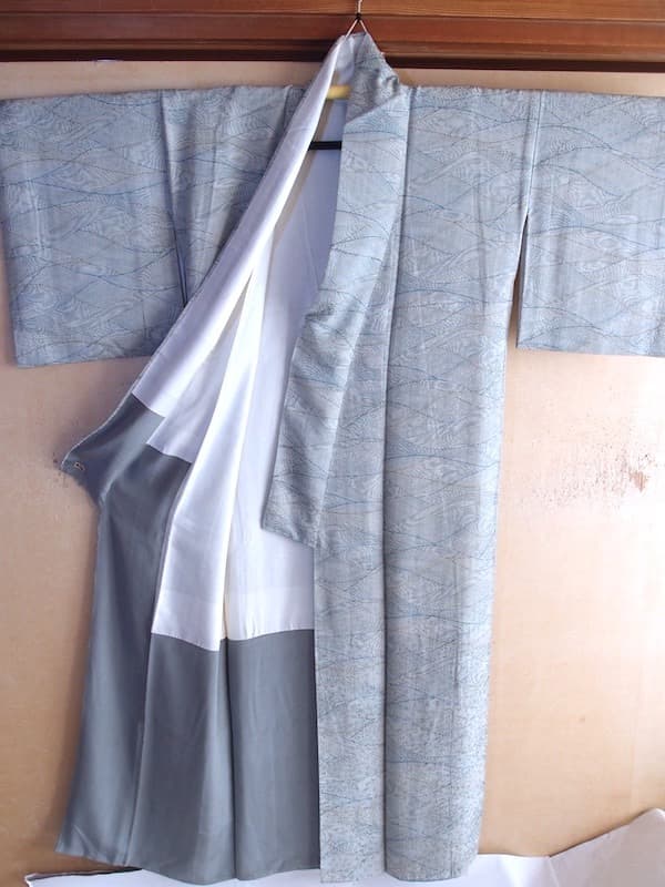 三越誂　織りに染め小紋（波筋文）裄65　薄手で軽　正絹美品