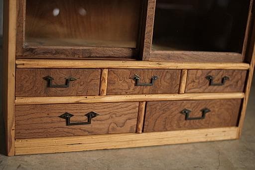 古い小ぶりな木枠のガラス戸棚×小引き出し5杯　食器棚　古家具　古民家