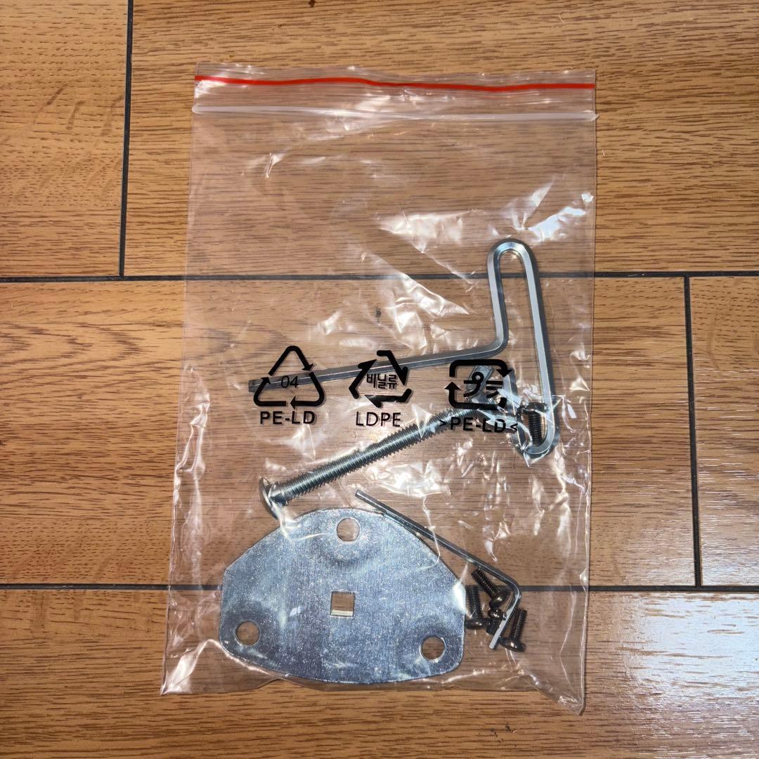 Amazonベーシック モニターアーム エルゴトロン　　補強プレートおまけ