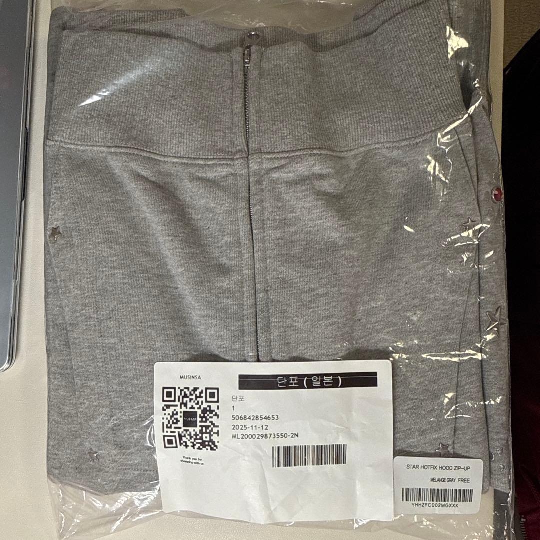 ウォンビン 着用　YOUHEE STAR HOTFIX HOOD ZIP-UP