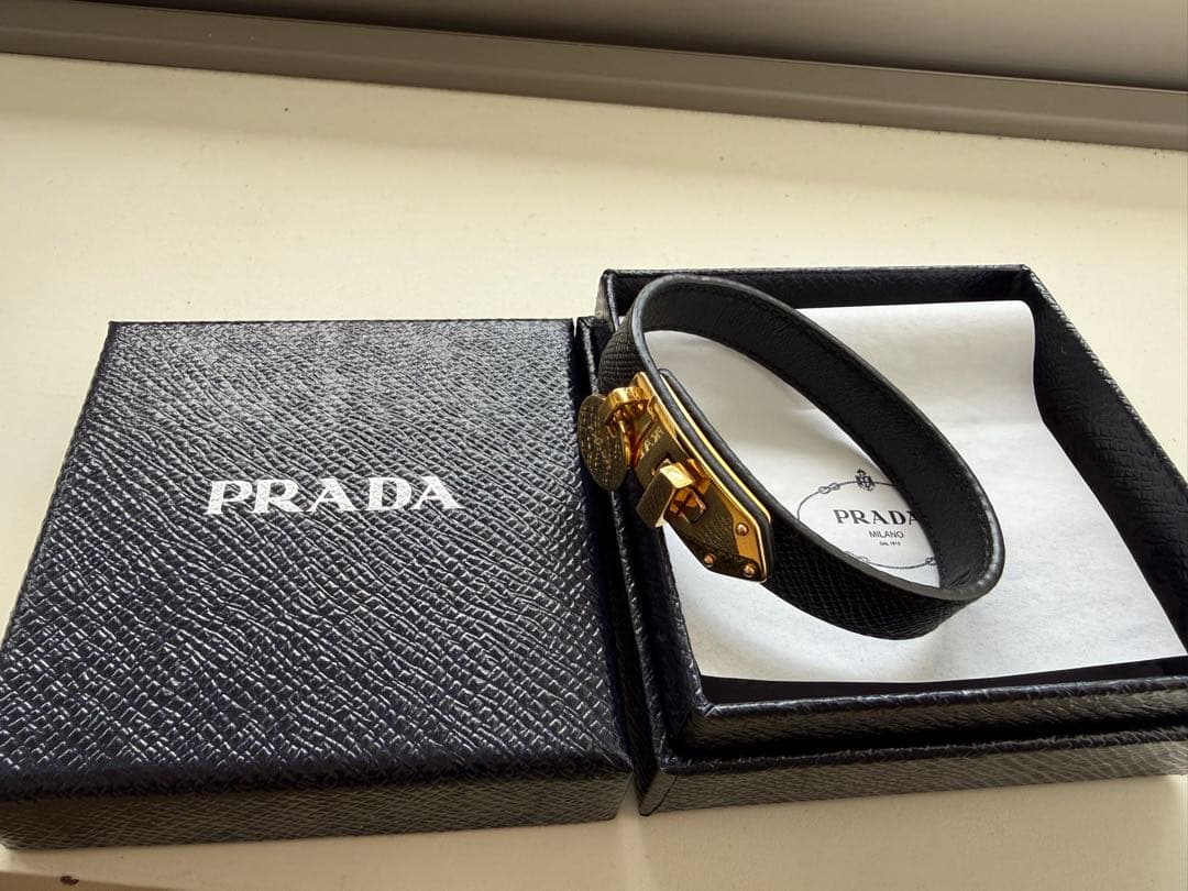 プラダ　レザーバングル