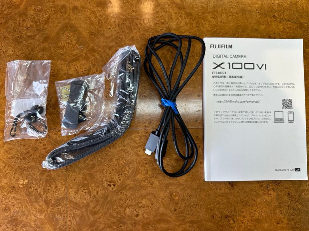 〜極美品〜多言語/FUJIFILM X100VI ブラック　※多数オプション品付