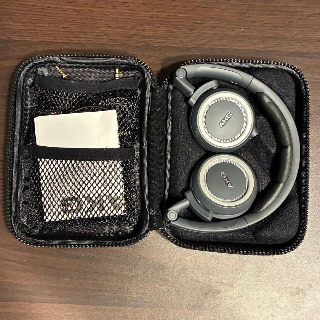 AKG 有線ヘッドホン グレー 収納ケース付き