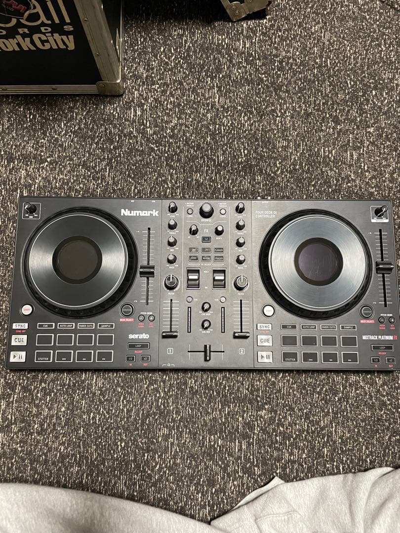 Numark Mixtrack Platinum FX コントローラー