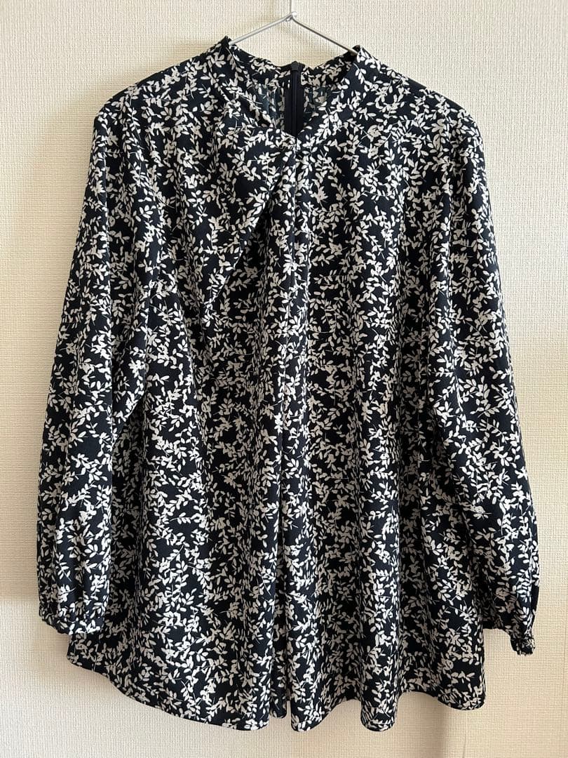 まる【新品タグ付き】23区　ブラウス　長袖　花柄　ブラック