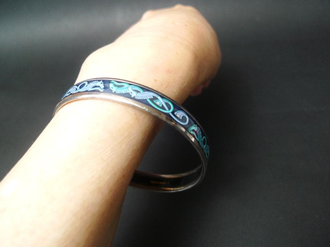 HERMES ネイビーシルバー馬模様 バングル