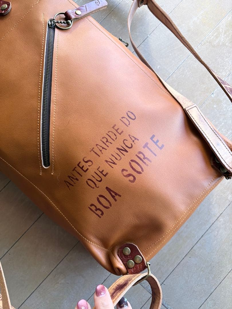 牛革キャメルの遊び心モリモリのリュック