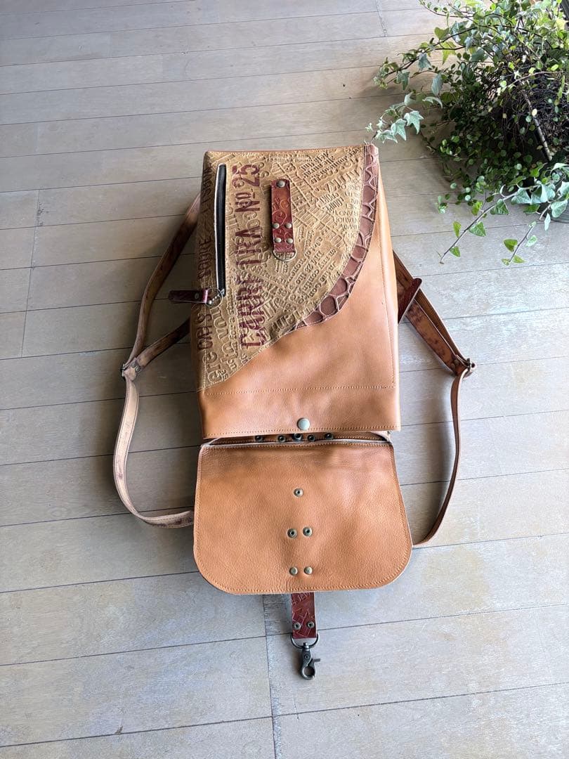 牛革キャメルの遊び心モリモリのリュック