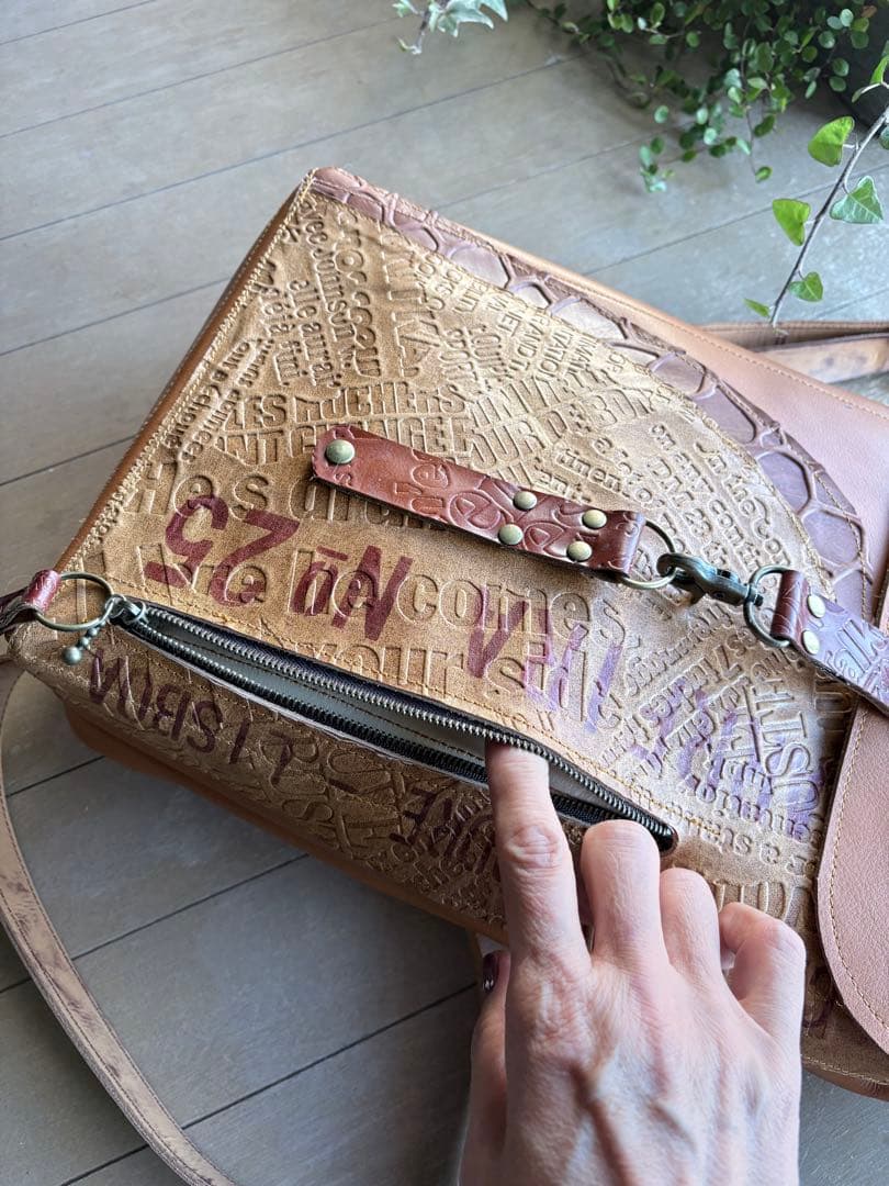 牛革キャメルの遊び心モリモリのリュック