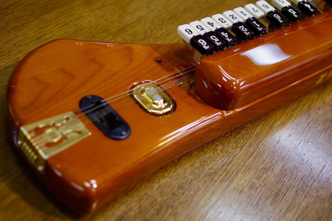 電気大正琴「こはく」ソプラノ（セミハードケース付）