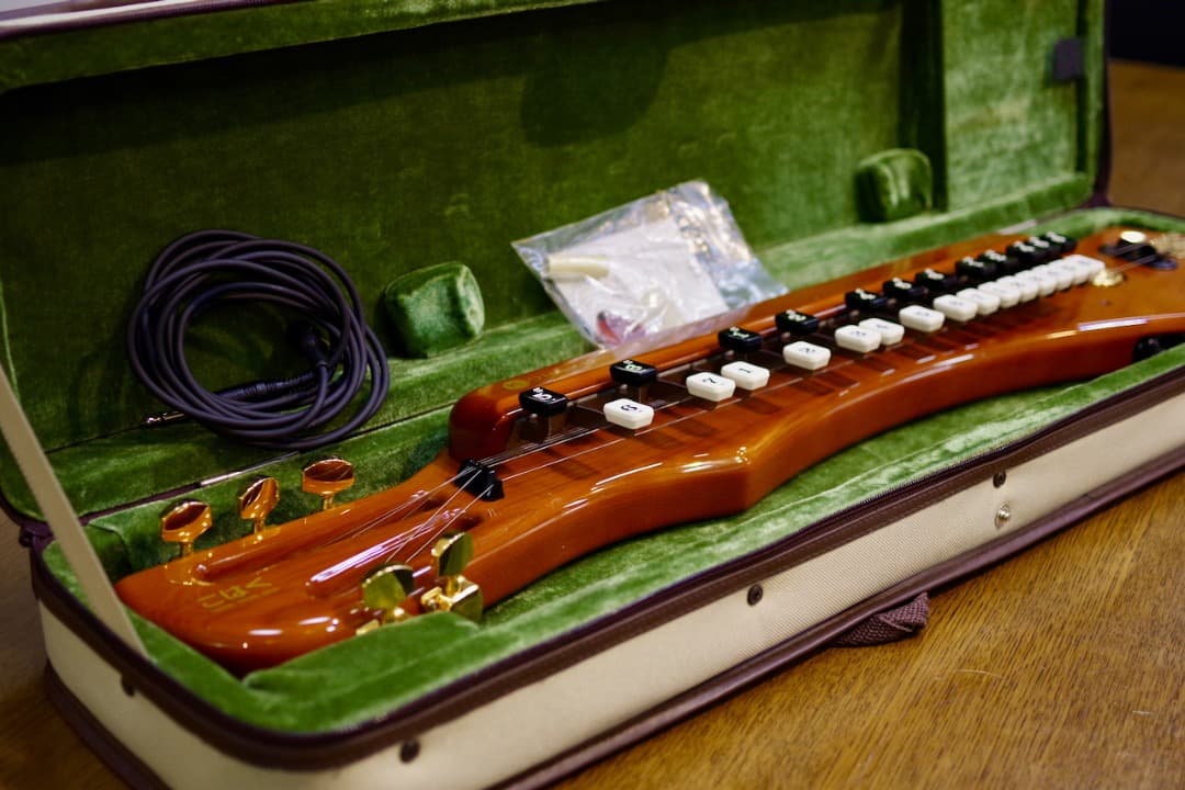 電気大正琴「こはく」ソプラノ（セミハードケース付）