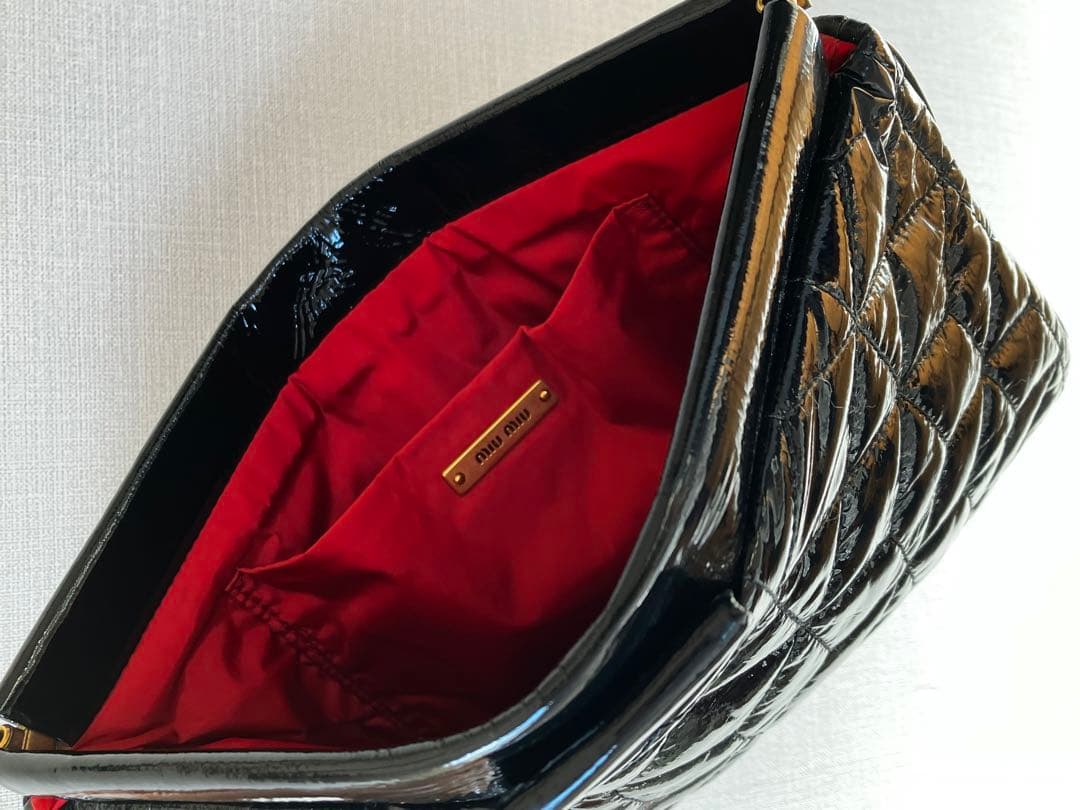 miumiu エナメルクラッチバッグ　ミュウミュウ