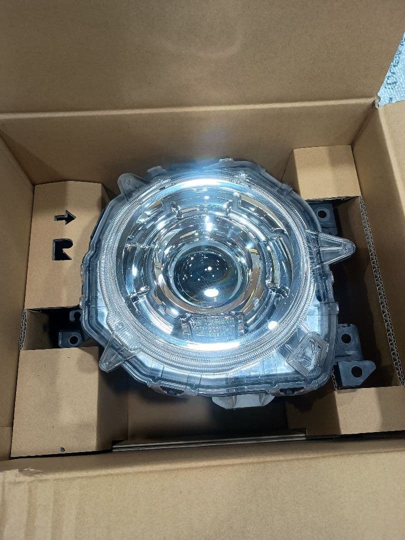 ジムニーシエラ　JB74W 右ヘッドランプ