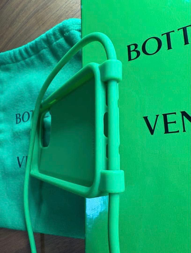 美品　ボッテガべネタ ストラップテックラバー ケース iphone 14 Pro