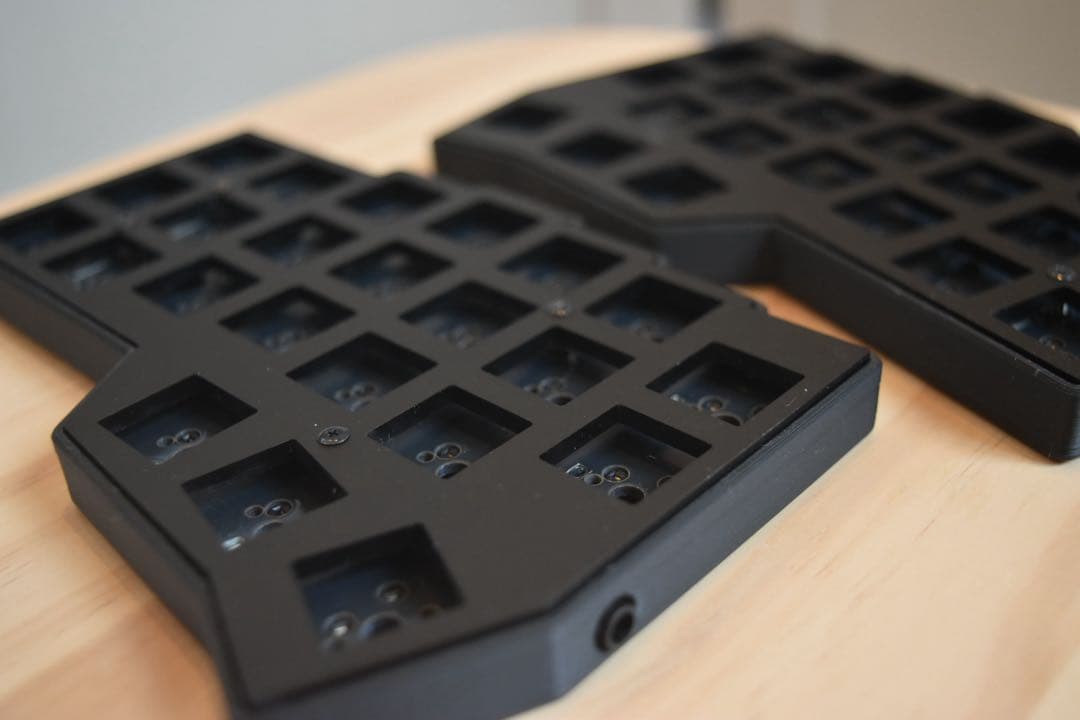 corne v4 cherry マットブラック　ベアボーン　TRRSケーブル付き