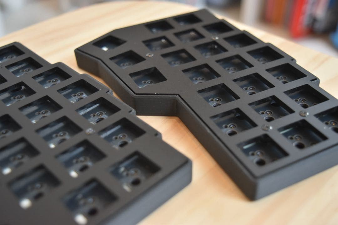 corne v4 cherry マットブラック　ベアボーン　TRRSケーブル付き