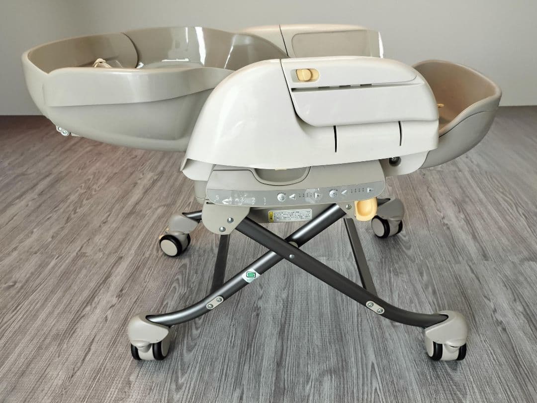 ネムリラ ロワイヤル オートスウィング ベビーラック 【洗い替えクッション付き】