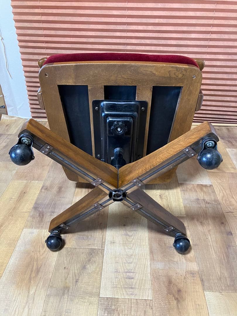 カリモク　コロニアルデスクチェアー　レッドモケット　アーム付き