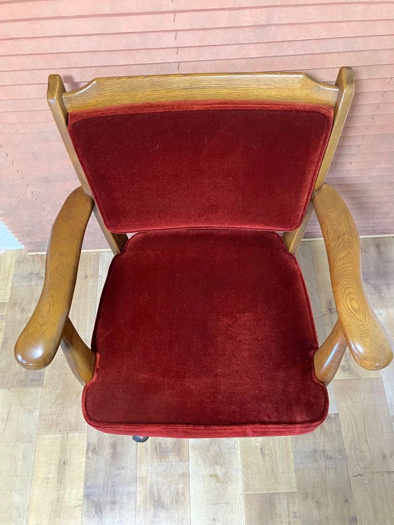 カリモク　コロニアルデスクチェアー　レッドモケット　アーム付き