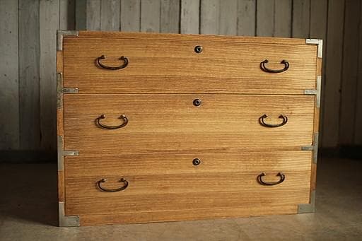 古い木製の引き出し3段　チェスト　桐箪笥　タンス　収納　古家具　古民家　時代家具