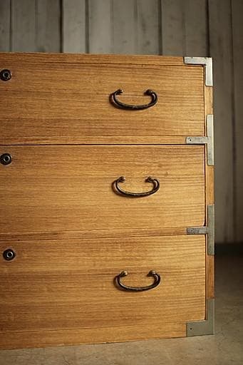 古い木製の引き出し3段　チェスト　桐箪笥　タンス　収納　古家具　古民家　時代家具