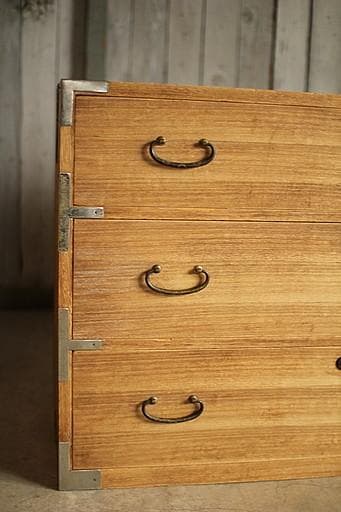 古い木製の引き出し3段　チェスト　桐箪笥　タンス　収納　古家具　古民家　時代家具