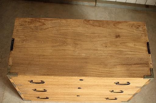 古い木製の引き出し3段　チェスト　桐箪笥　タンス　収納　古家具　古民家　時代家具