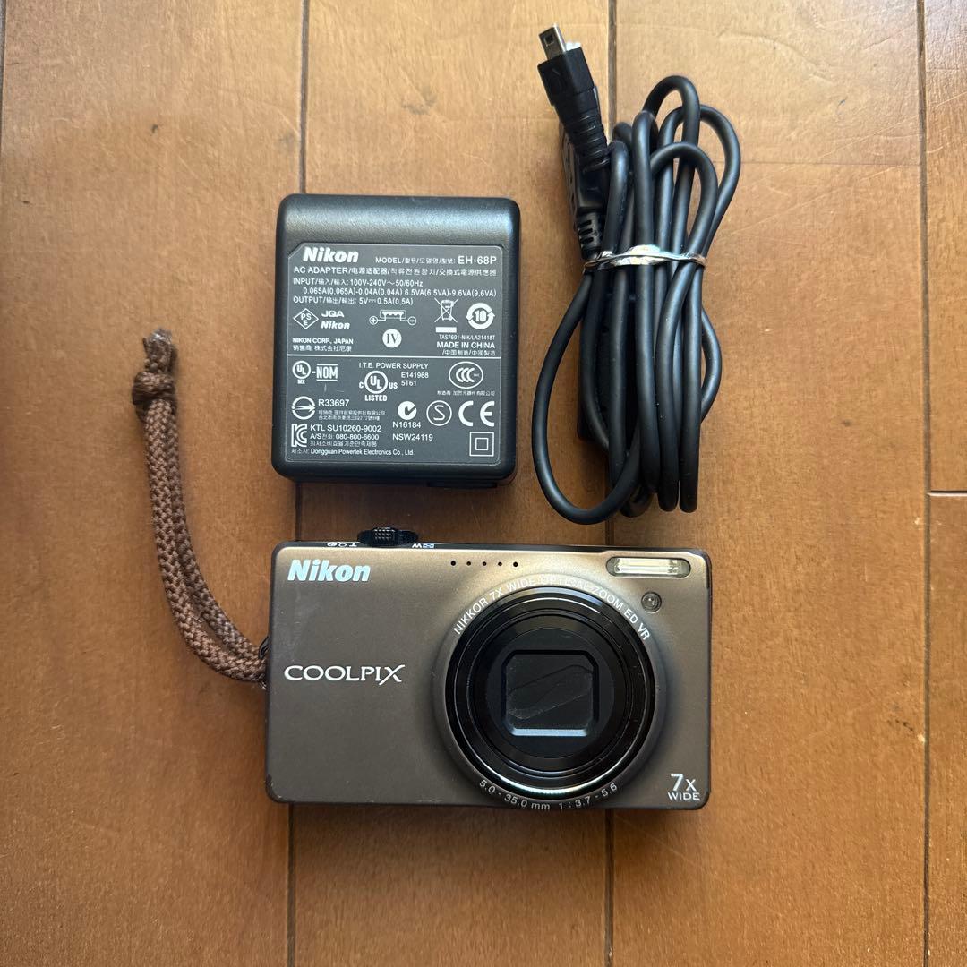 Nikon COOLPIX S6000 本体と充電器