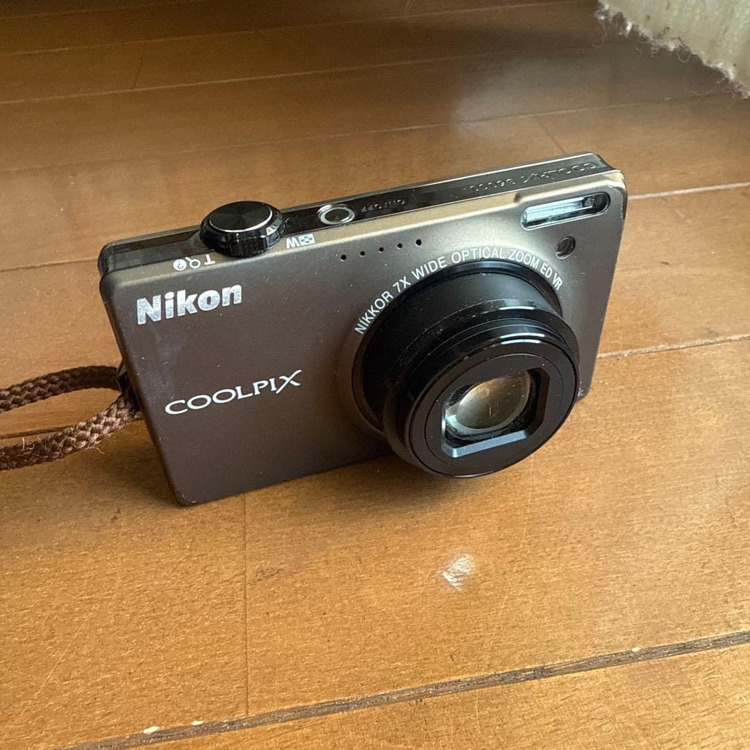 Nikon COOLPIX S6000 本体と充電器