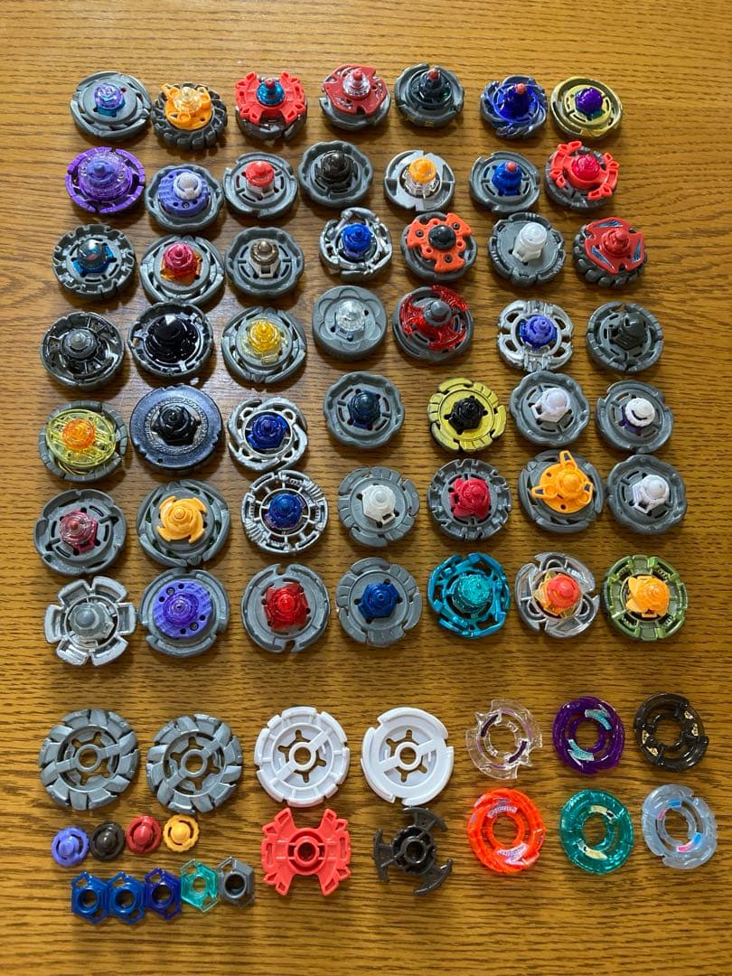 メタルファイトベイブレード約50個と競技用スタジアムのセット