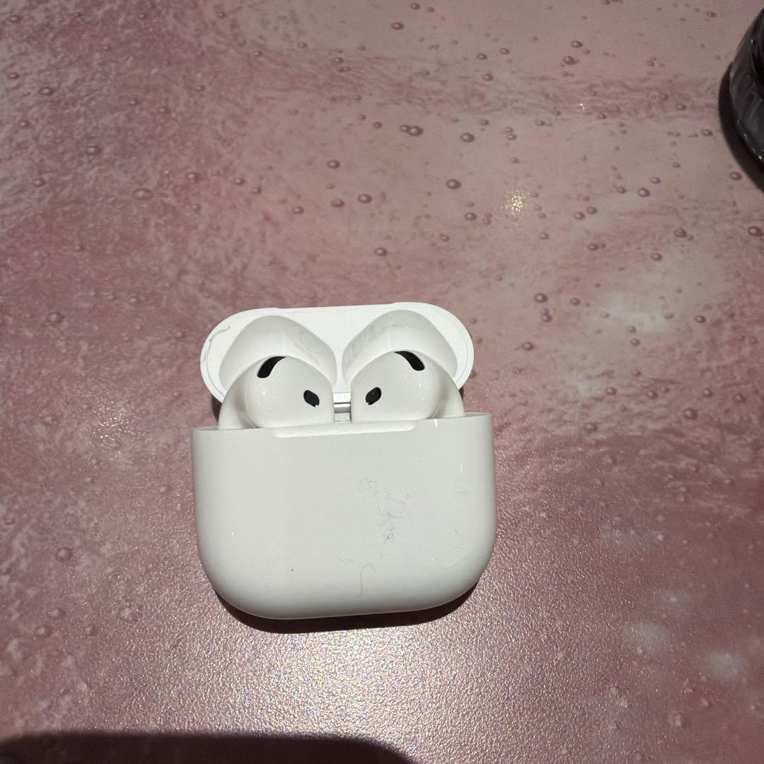AirPods4本体 ホワイトノイズキャンセリング付き　外箱あり